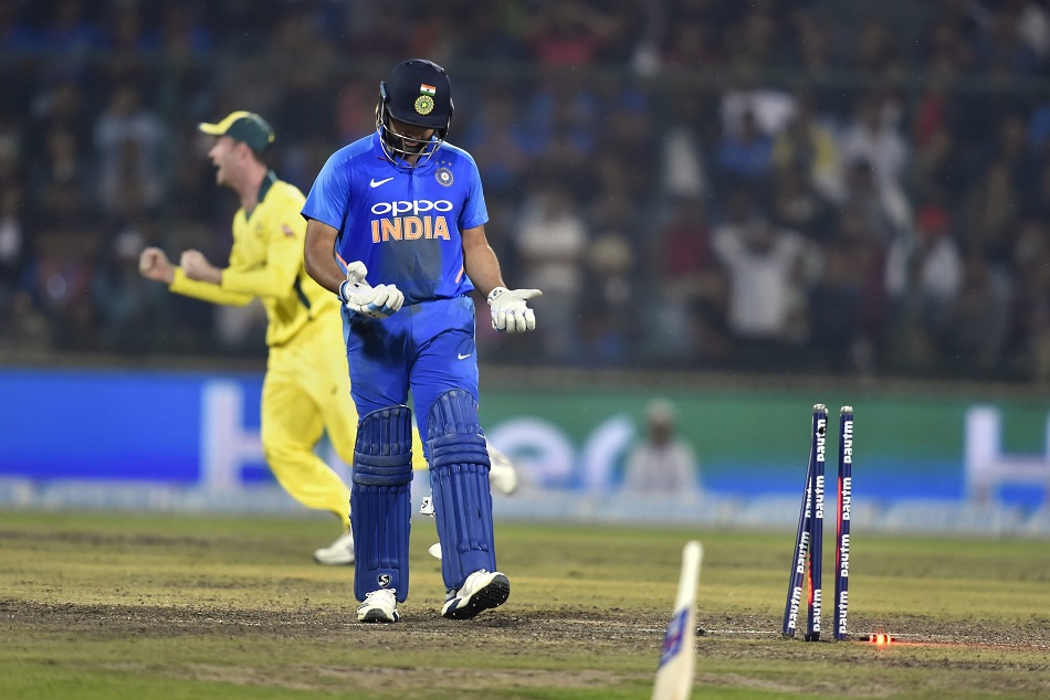 INDvsAUS: रोहित शर्मा के 'दे घुमाके' आउट पर फैंस ने उड़ाया जमकर मजाक