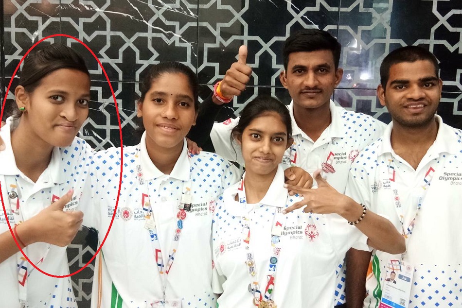 लोगों के घर में मां लगाती है झाडू-पोछा, बेटी ने 'गोल्ड मेडल' जीतकर किया देश का नाम राैशन