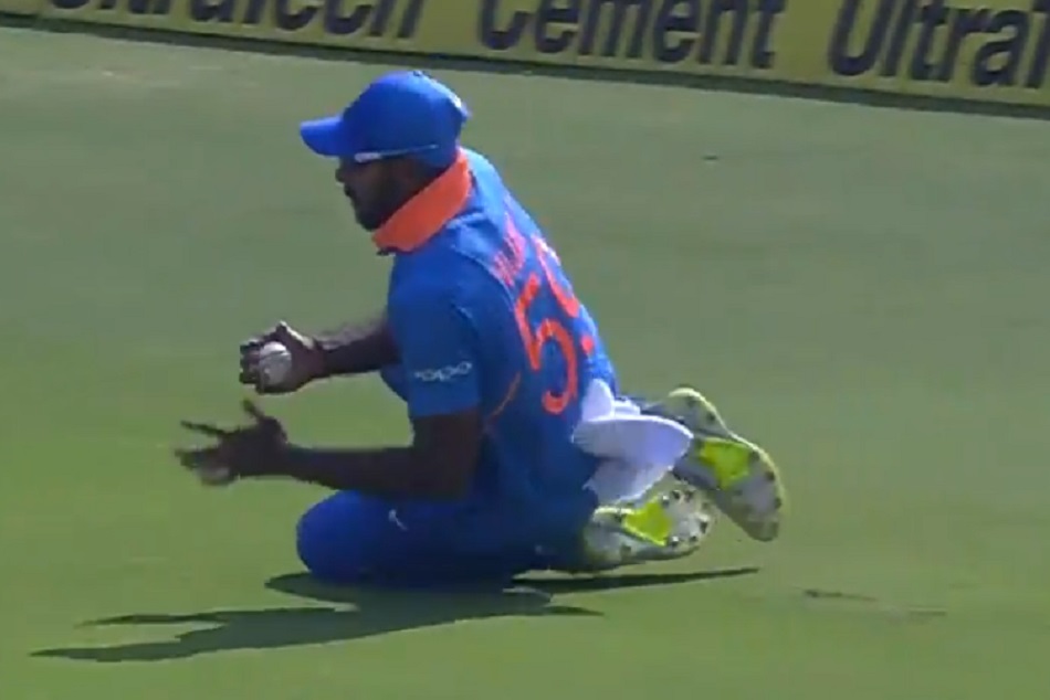 VIDEO: विजय शंकर ने पकड़ा ख्वाजा का 'गजब' कैच, देख सभी हो गए हैरान