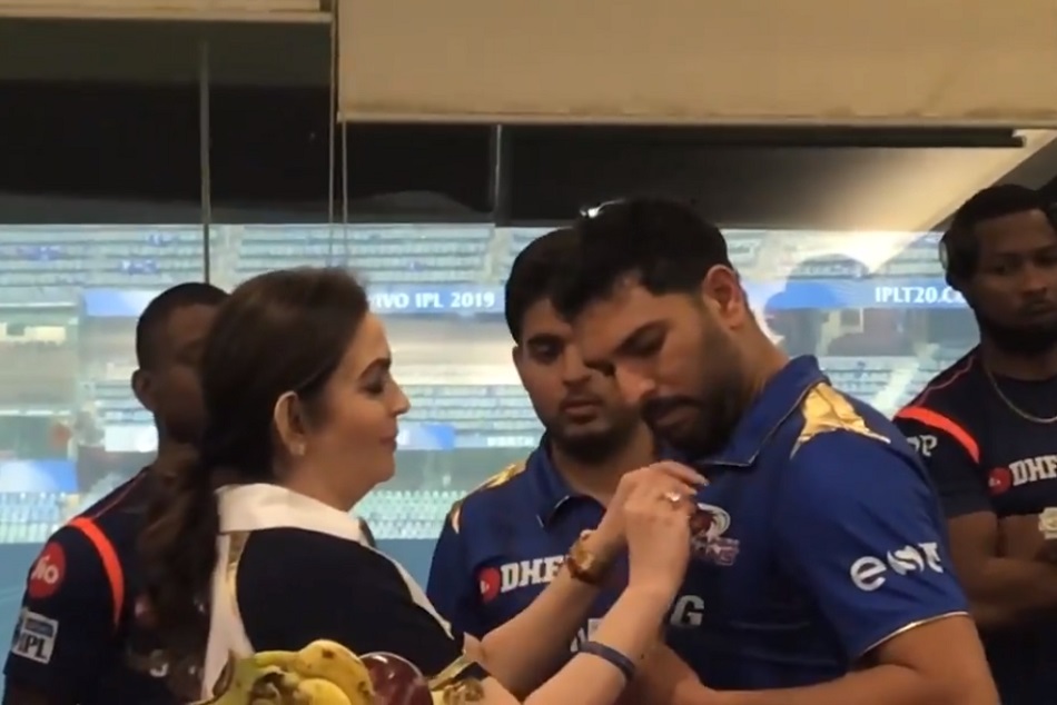 IPL 2019 : पहले मैच में पचासा जड़ने पर नीता अंबानी ने ऐसे दिया युवराज सिंह को सम्मान, देखें VIDEO
