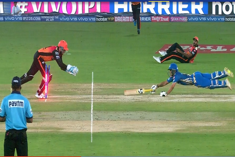 VIDEO: जब थ्रो लगने से पहले ही नीचे गिर गई गिल्लियां, फिर भी बल्लेबाज हुआ आउट