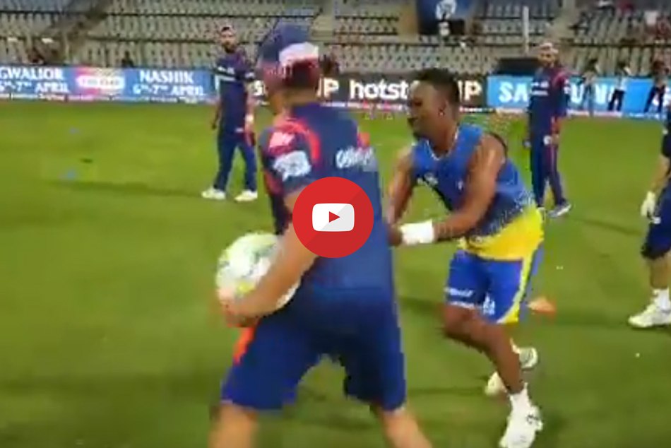 IPL 2019 : जब रोहित शर्मा से फुटबॉल छिनने के लिए 'भिड़' गए ब्रावो, देखें VIDEO