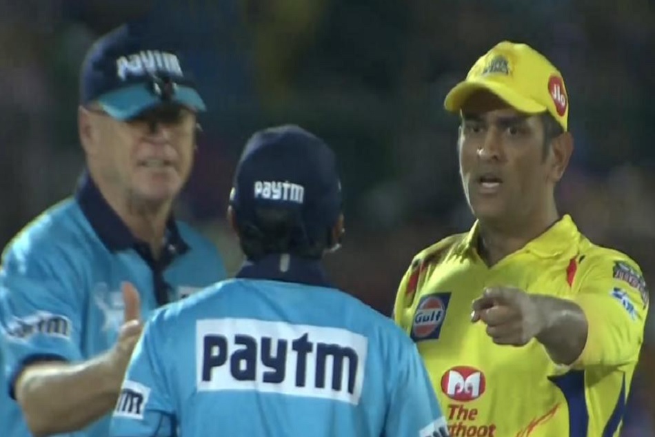 IPL 2019: नो-बॉल विवाद में धोनी पर लगा मैच फीस का 50 फीसदी जुर्माना