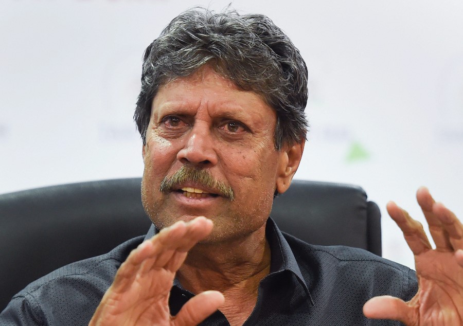 World cup flashback : फ्रीज खोल कर शैम्पेन की बोतल ढोते रहे कपिल, टुकुर टुकुर देखते रहे क्लाइव लॉयड