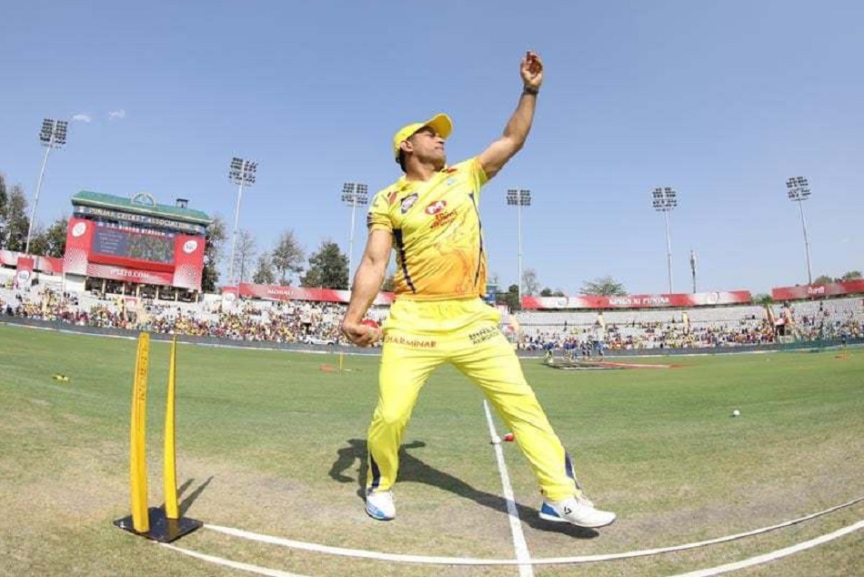 IPL 2019: सीजन के अंतिम लीग मैच से पहले धोनी ने किया गेंदबाजी का अभ्यास, VIDEO