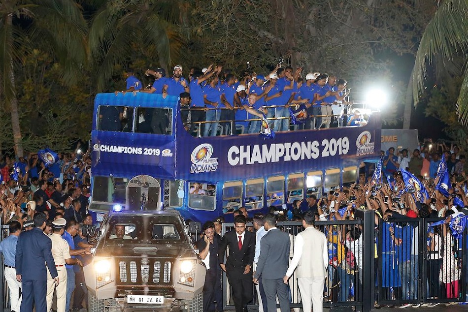 मुंबई लाैटने पर IPL 2019 की विजेता टीम का हुआ जोरदार स्वागत, देखें तस्वीरें