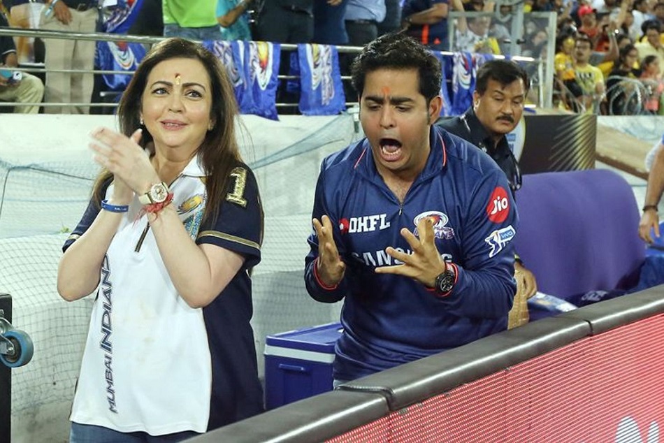 IPL 2019 : मुंबई की जीत के लिए 'मंत्रों का जाप' करती नजर आईं नीता अंबानी, वायरल हुआ वीडियो