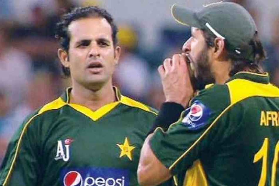 दांतों से गेंद काटकर कैसे रिवर्स स्विंग हासिल करते थे, अफरीदी ने किया बड़ा खुलासा