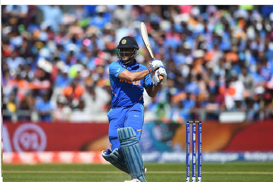 INDvsWI: आखिरी गेंद पर धोनी ने लिया दूसरा बल्ला और जड़ दिया 79 मीटर लंबा छक्का