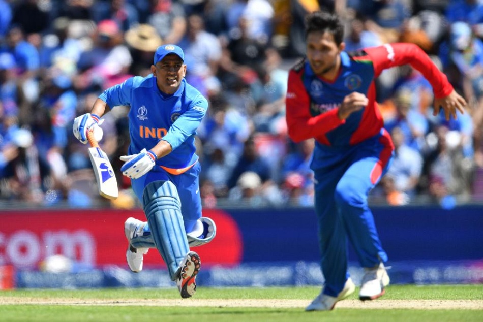 INDVS AFG : माही की पारी से फैंस हुए नाराज, बोले 'पुरानी कमाई कब तक चलेगी धोनी साहब'