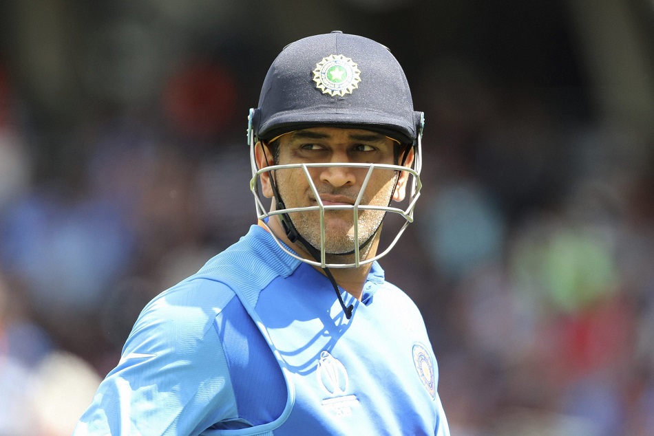 पाकिस्तान के इस मंत्री ने कहा- 'धोनी इंग्लैंड में क्रिकेट खेलने गए हैं, महाभारत लड़ने नहीं'