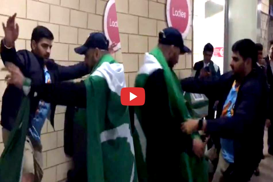 PAKvsNZ: न्यूजीलैंड की जीत पर पाकिस्तानी फैन के साथ भारतीय ने लगाए ठुमके, VIDEO वायरल