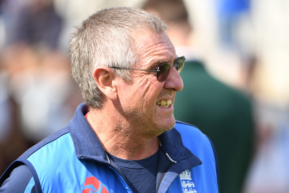 इस खिलाड़ी के बार-बार सैल्यूट करने पर भड़के इंग्लैंड के कोच, कह दिया अपशब्द