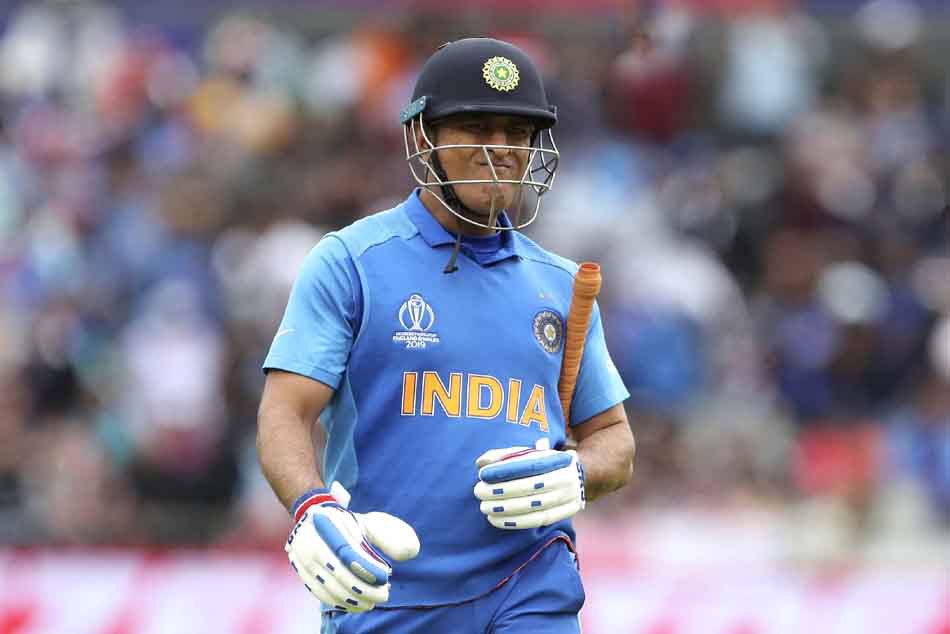 महेंद्र सिंह धोनी: अंत तक अंतहीन अपेक्षाओं का शिकार एक शानदार 'मिडिल क्लास' खिलाड़ी