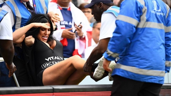 लॉर्ड्स के मैदान में घुसी महिला-