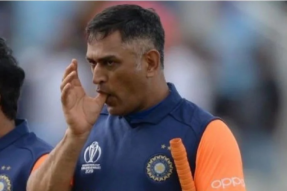 खून जमने से धोनी के अंगूठे का नाखून पड़ गया काला, वायरल हुई तस्वीर