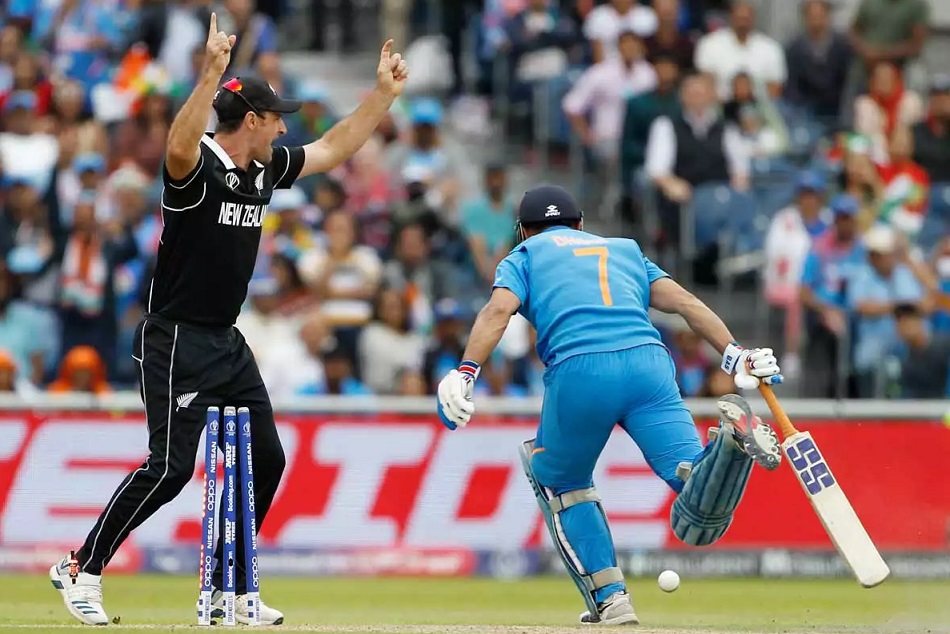 धोनी के आउट होते ही फैन की हुई माैके पर माैत, फोन पर देख रहा था मैच