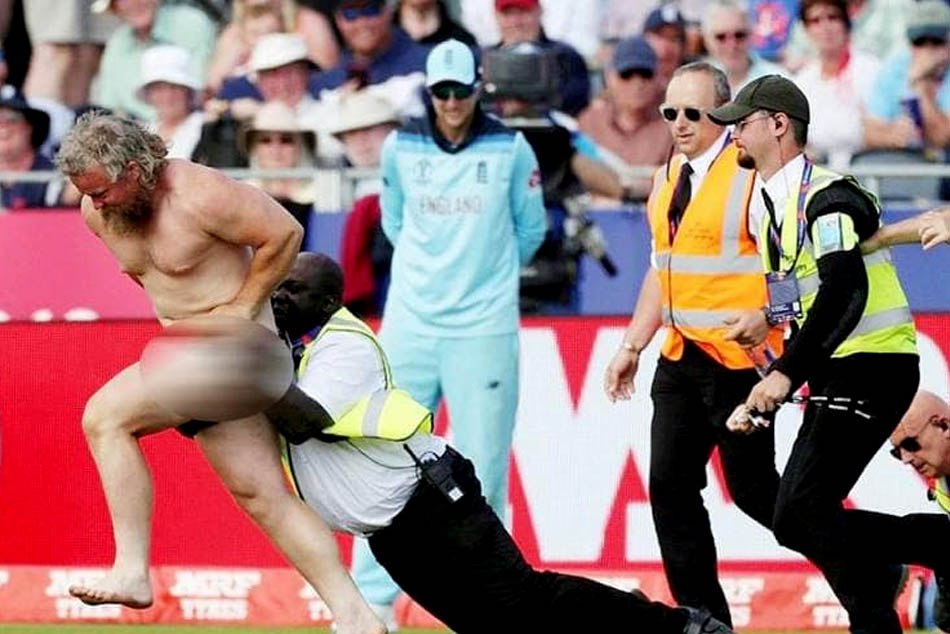 ENG vs NZ: बीच मैच में बिना कपड़े के घुस गया शख्स, पिच पर खड़े होकर किया डांस