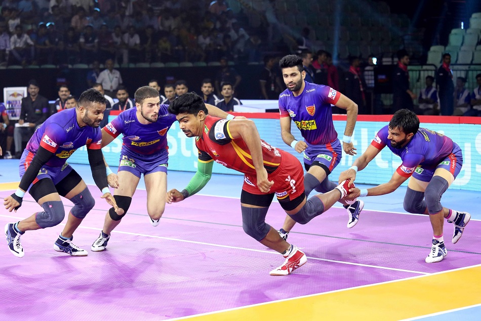 दिल्ली ने दिखाया 'दबंग' खेल, रोमांचक मोड़ पर बेंगलुरू को 2 अंकों से हराया