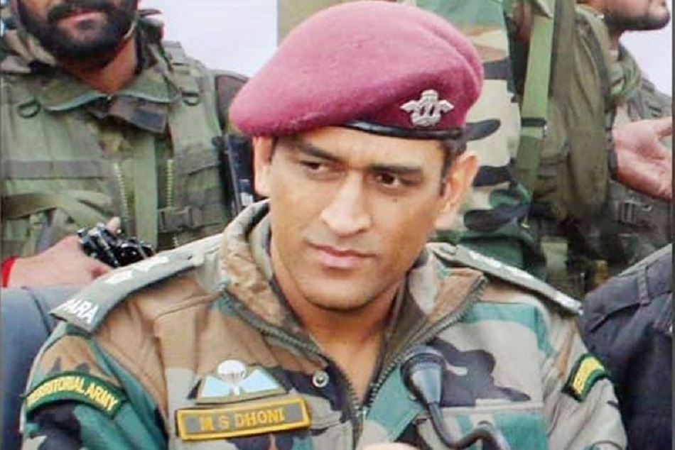 VIDEO : 'मैं पल दो पल का शायर हूं', भावुक होकर धोनी ने सेना के जवानों को सुनाया गाना