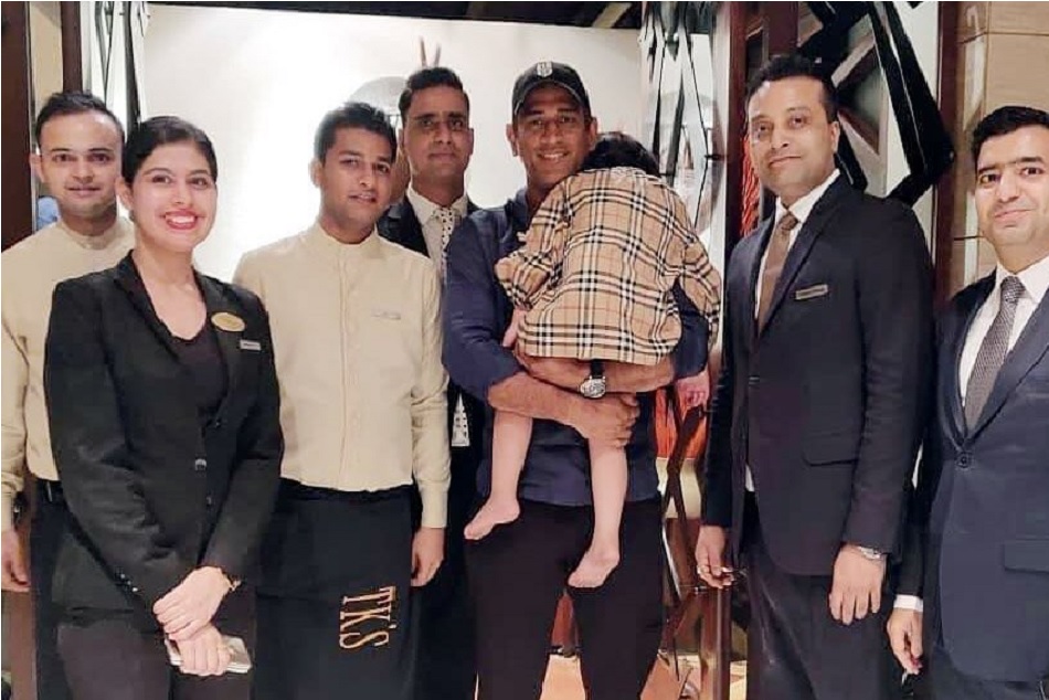 15 दिनों की सैन्य ट्रेनिंग के बाद वापस लौटे धोनी, पापा को देखते ही गले लगी जीवा