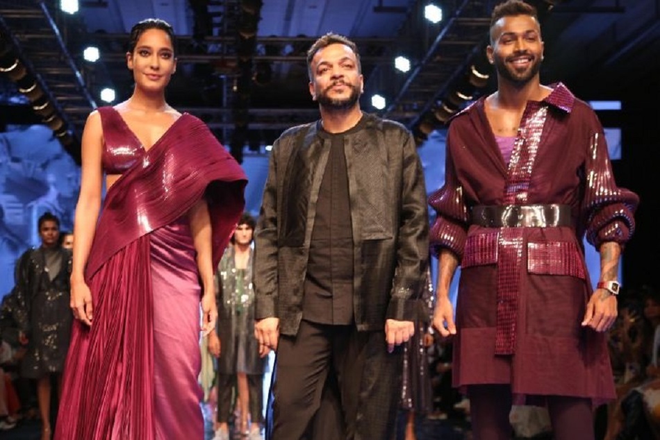 इस बाॅलीवुड एक्ट्रेस ने हार्दिक पांड्या संग रैंप पर बिखेरे जलवे, वायरल हुई तस्वीर