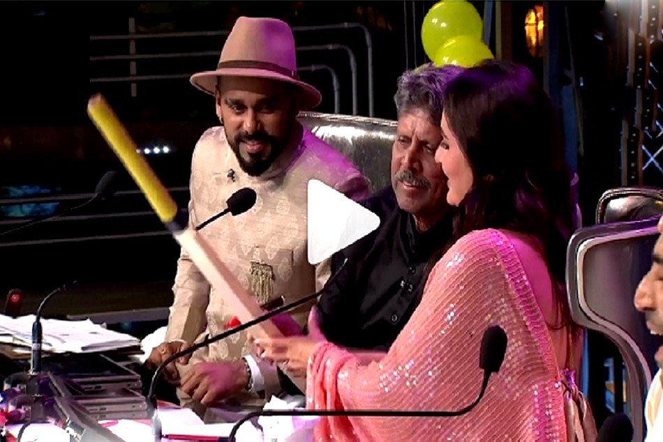 बेटे को क्रिकेटर बनते देखना चाहती हैं करीना, कपिल देव से मांगा तैमूर के बैट पर ऑटोग्राफ, VIDEO