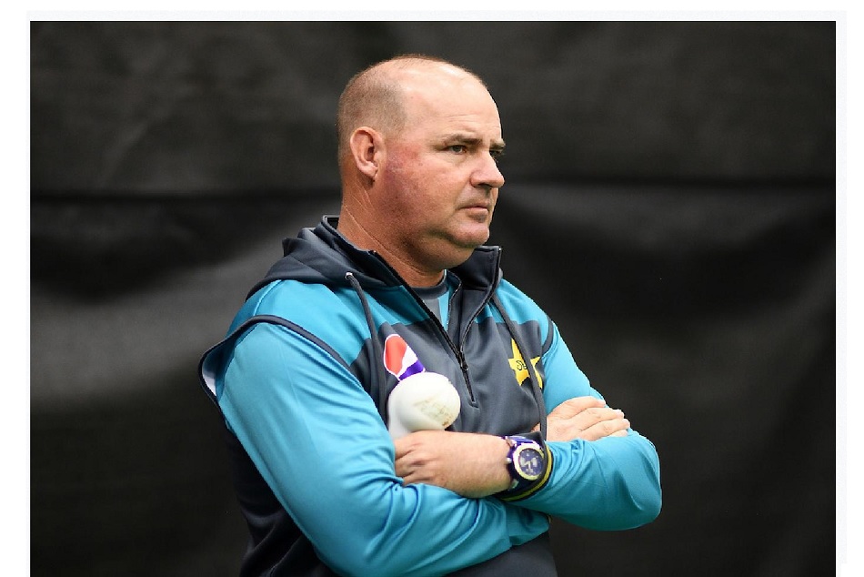 पाकिस्तान क्रिकेट बोर्ड ने की हेड कोच मिकी आर्थर की छुट्टी, इन दिग्गजों पर भी गिरी गाज