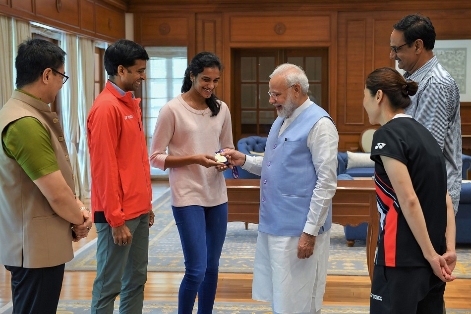 विश्व चैंपियन पीवी सिंधु को प्रधानमंत्री नरेंद्र मोदी ने किया सम्मानित, देखें VIDEO