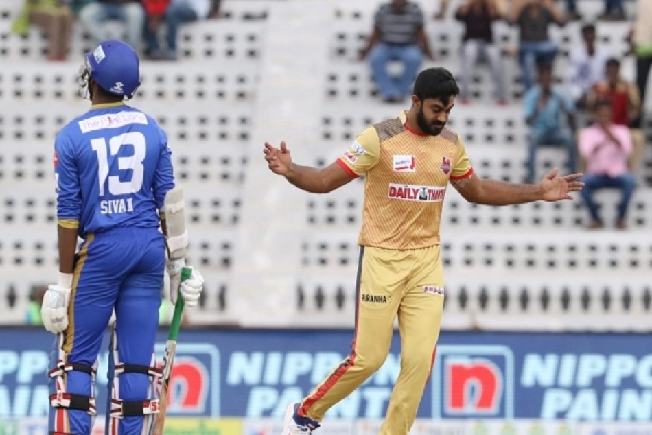 VIDEO : वर्ल्ड कप में चोटिल होने के बाद विजय शंकर ने की वापसी, पहली गेंद पर लिया विकेट