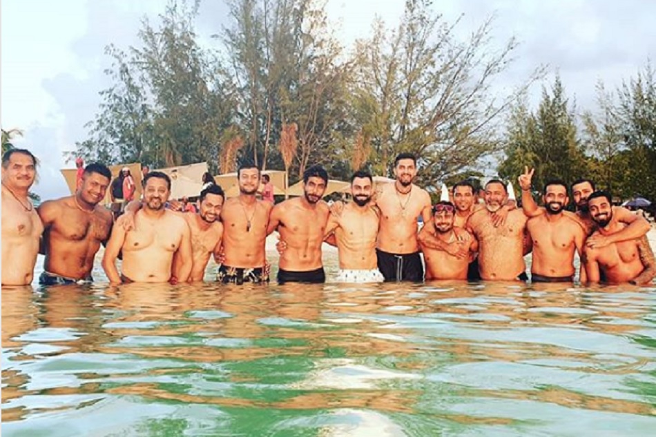 'शर्टलेस' होकर मस्ती करते दिखे भारतीय क्रिकेटर्स, कोहली ने तस्वीर शेयर कर लिखा कुछ ऐसा