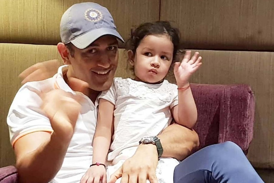 VIDEO : धोनी के घर आया नया मेहमान, देखते ही बेटी जीवा ने लगा लिया गले