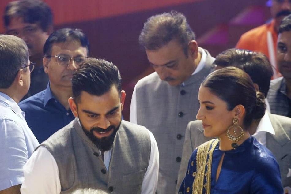 VIDEO: विराट के नाम पर हुआ स्टैंड, इमोशनल अनुष्का शर्मा ने किया पति को KISS