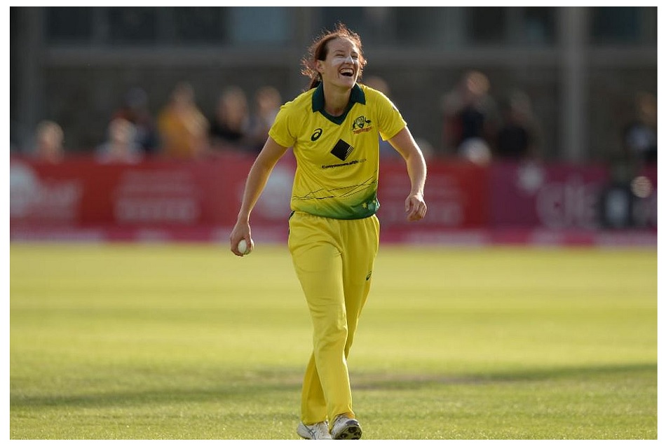 ऑस्ट्रेलियाई गेंदबाज के स्पैल की आखिरी तीन गेंदों ने रचा महिला क्रिकेट में इतिहास