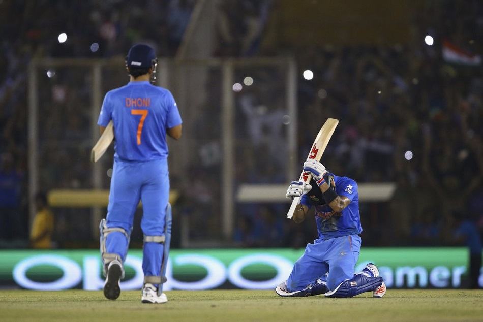 धोनी के आगे झुक गए कोहली, पुरानी तस्वीर शेयर कर बोले- नहीं भूल सकता, वो रात खास थी