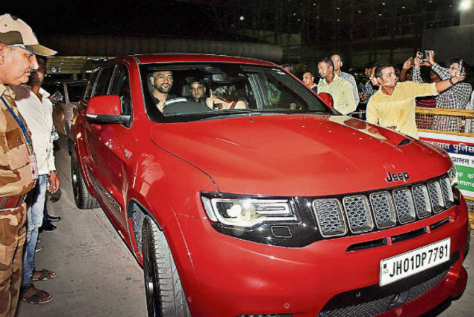 रांची की सड़कों पर नई जीप में दिखे एमएस धोनी, दाम सुनकर उड़ जायेंगे होश