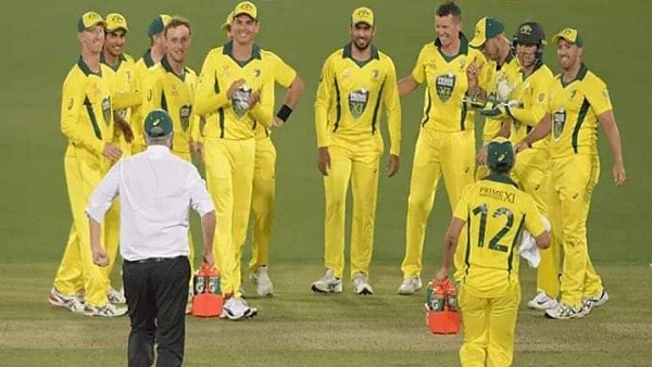 मैदान में खिलाड़ियों के लिए ड्रिंक लेकर पहुंचे PM-