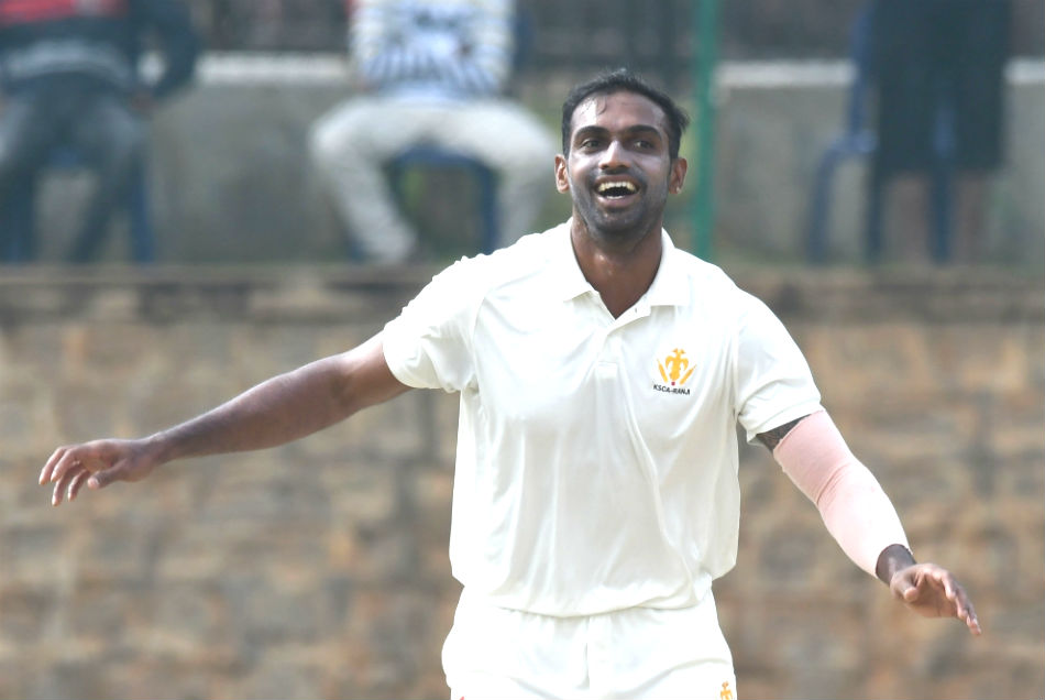 जन्मदिन पर अभिमन्यु ने खुद को दिया स्पेशल गिफ्ट, हैट्रिक ले कर्नाटक को जिताया खिताब