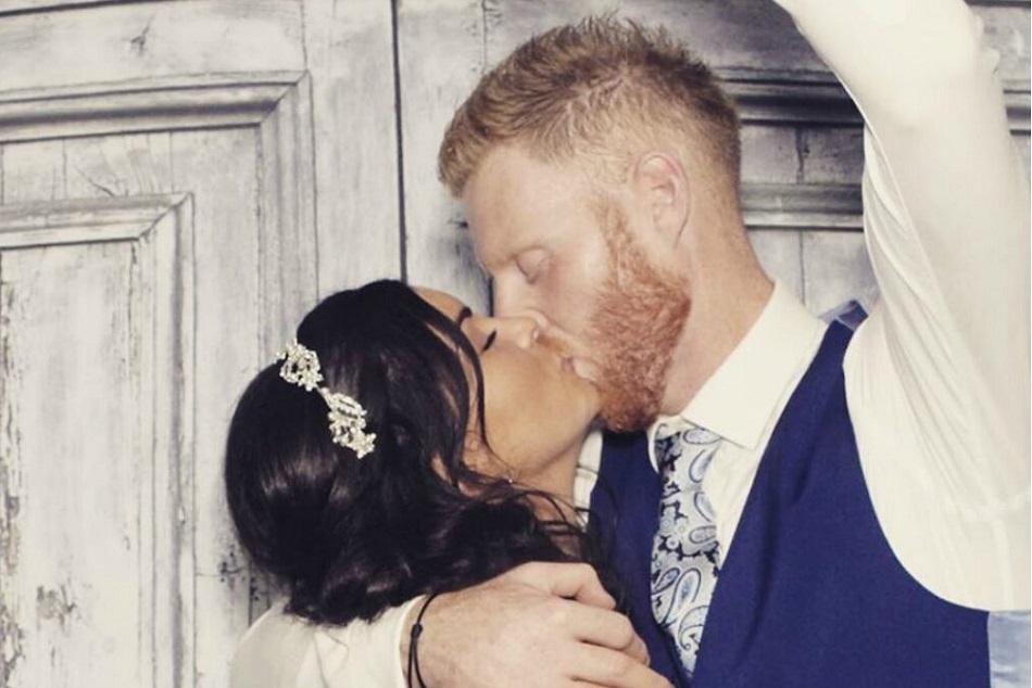 सालगिरह के माैके पर पत्नी ने बेन स्टोक्स को किया KISS, रोमांटिक तस्वीर हुई वायरल