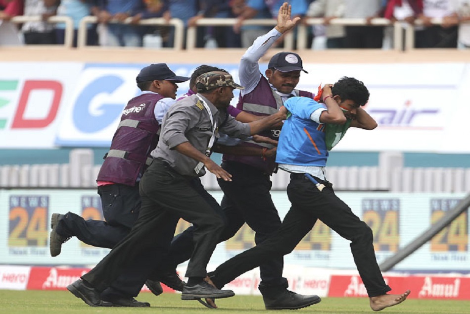 हाथ में छोटा बल्ला लेकर क्विंटन डी काॅक के पैरों में गिरा फैन, सुरक्षाकर्मियों ने पीटा