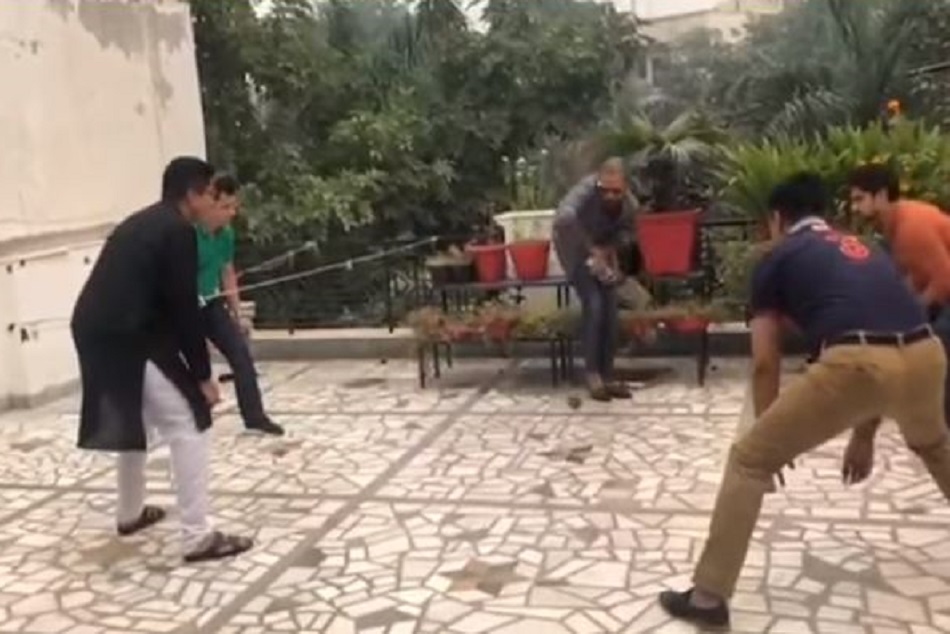 'गब्बर' ने घर की छत पर खेला क्रिकेट, अनोखे नियम के तहत हो गए कैच आउट, देखें वीडियो