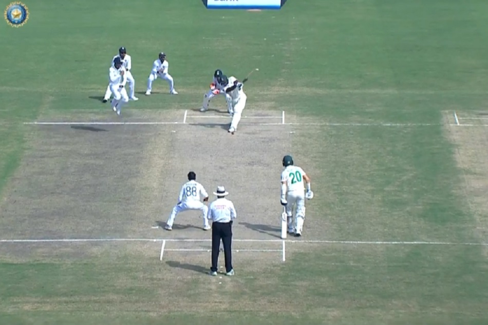 VIDEO : हेलमेट पर लगी बाॅल तो मिल गया भारत को विकेट, बहुत कम दिखता ऐसा पल