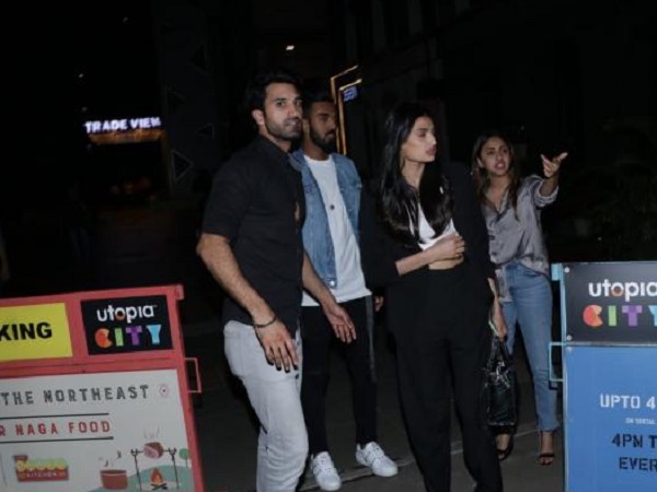 डिनर पार्टी की तस्वीरें वायरल