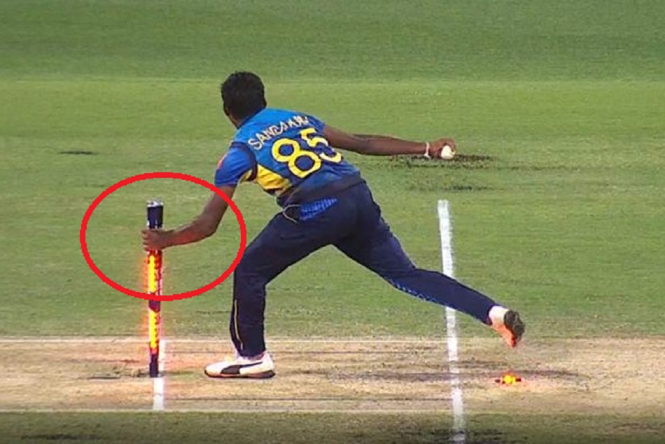 श्रीलंकाई गेंदबाज की दिखी बेवकूफी, हाथों से उखाड़ दी विकेट, देख नहीं रोक पाएंगे हंसी