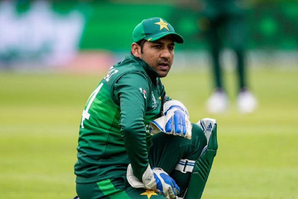 पाकिस्तान की हार के बाद फैंस ने खोया आपा, 'सरफराज अहमद' पर बरसाए लात-घूंसे, VIDEO वायरल