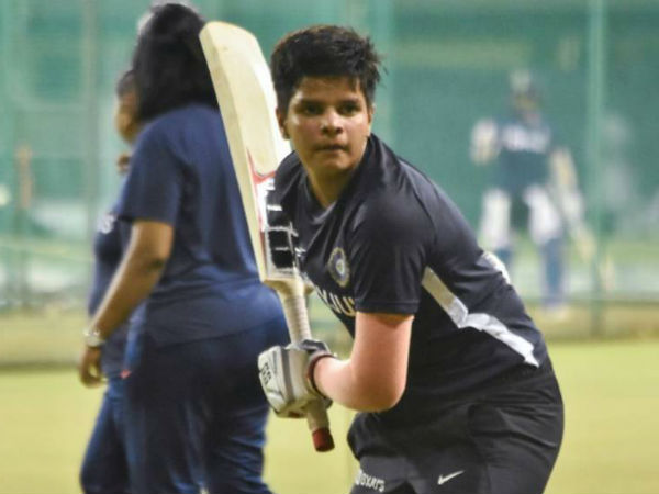 पिता के कहने पर लड़कों की तरह कटवाये बाल