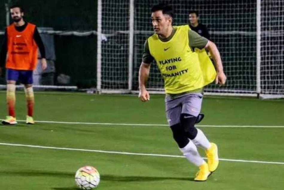 धोनी संग फुटबाॅल खेलते नजर आए दिग्गज टेनिस खिलाड़ी लिएंडर पेस