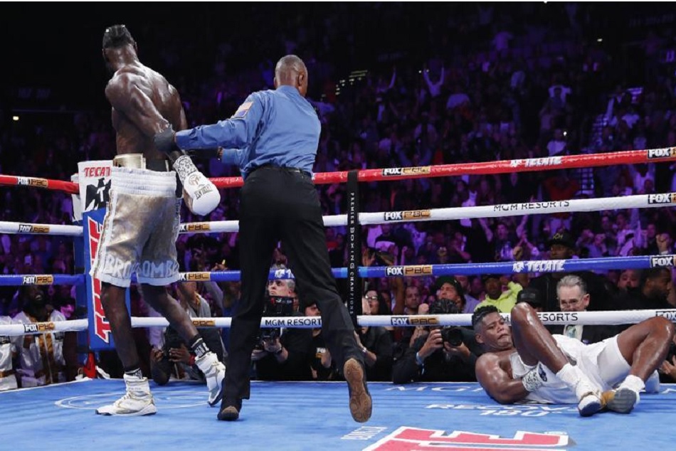 केवल एक पंच से चित करके मुक्केबाज ने रिटेन की हैवीवेट चैम्पियनशिप, VIDEO वायरल