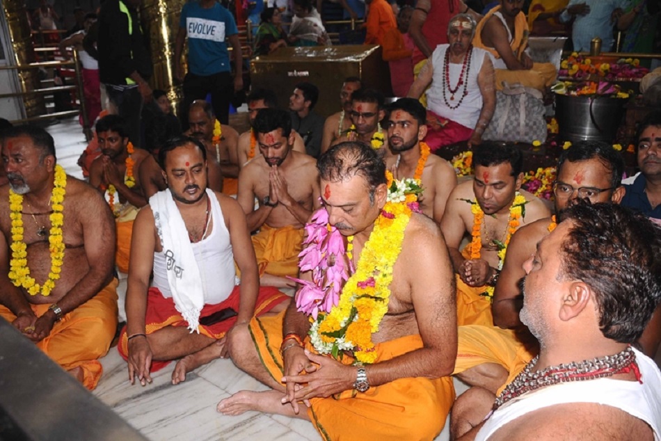 महाकालेश्‍वर मंदिर में हाजिरी लगाने पहुंचे रवि शास्त्री, फिल्डिंग कोच ने किया मंत्रजाप