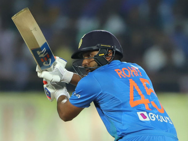 रोहित शर्मा ने खेली कप्तानी पारी, लगाया तेज अर्धशतक